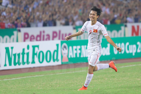 Văn Toàn ghi bàn cho U19 Việt Nam ở trận gặp U19 Myanmar tại bán kết giải U19 Đông Nam Á 2014 tổ chức tại Mỹ Đình.